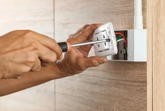 Réparation d’une panne sur une prise électrique à Laon (02)